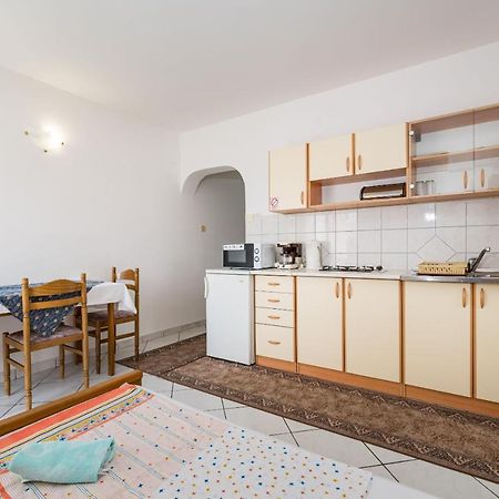 Nice Apartment Silvia Novalja Bagian luar foto