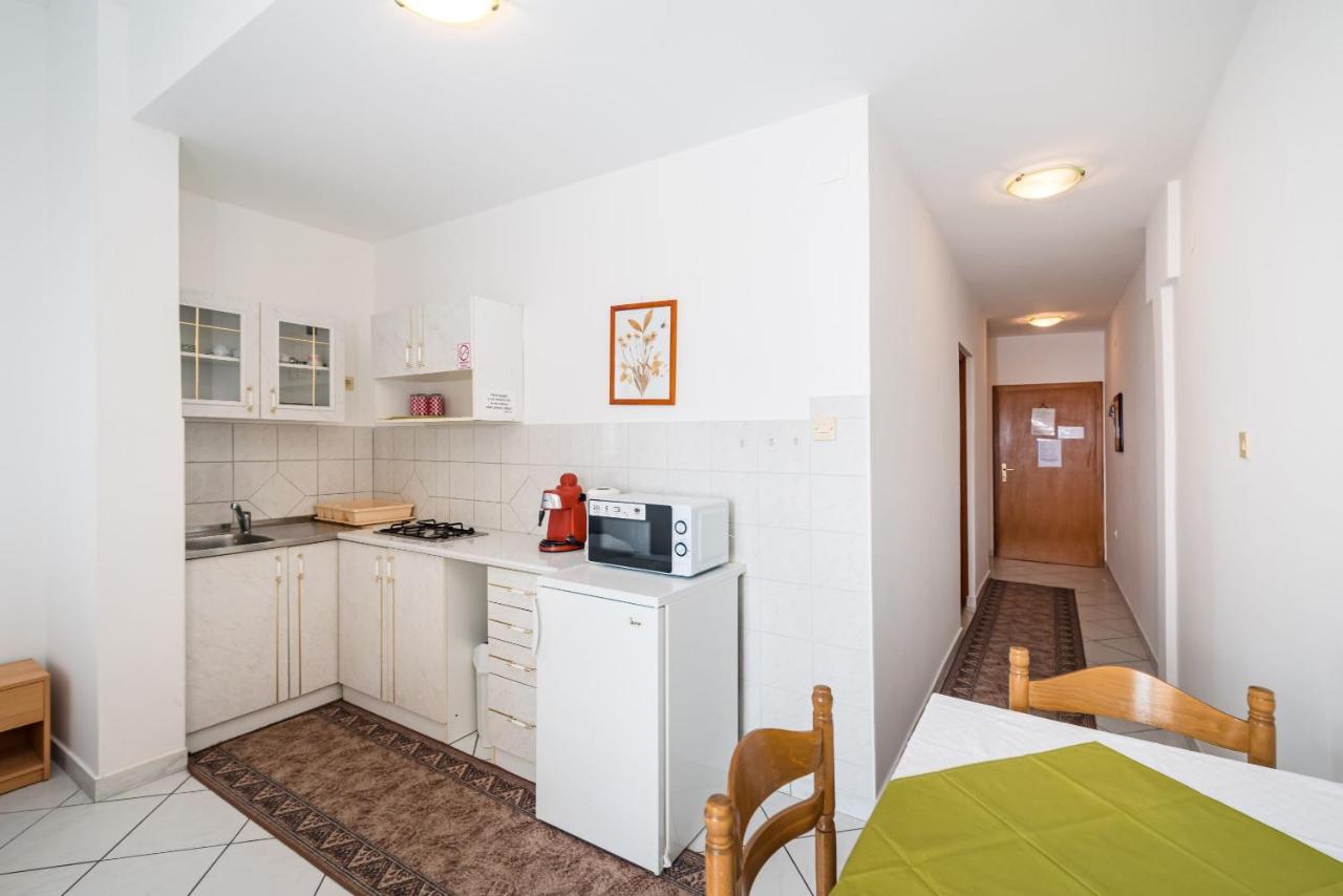 Nice Apartment Silvia Novalja Bagian luar foto
